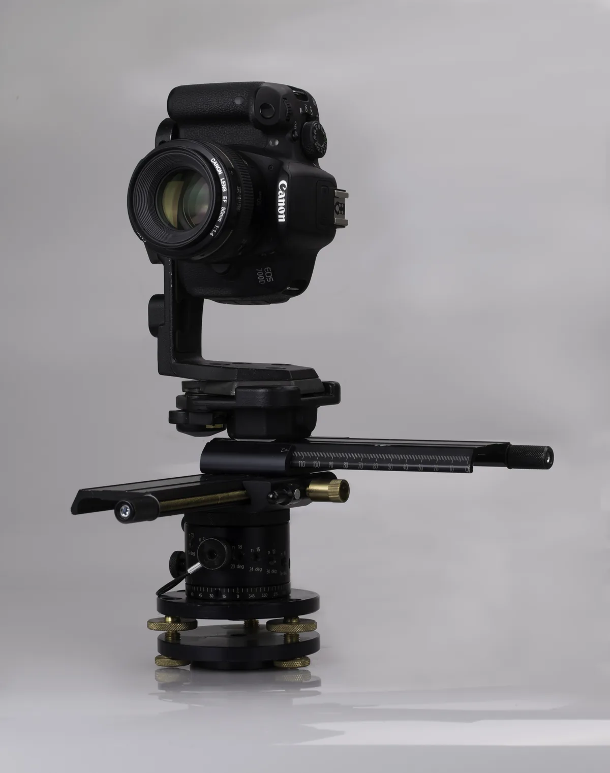 Canon EOS 700D mounted on a panoramic head and leveling assembly.